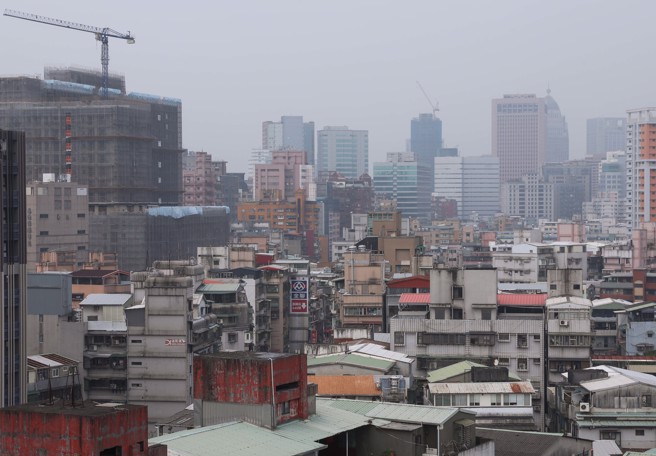 环境部指出，13日上午以前大气扩散仍差，空气品质持续不佳，台南以北地区易有低云或局部雾，西半部空气品质维持在橘色提醒等级，短时间达红色警示等级。（示意图／本报资料照片）