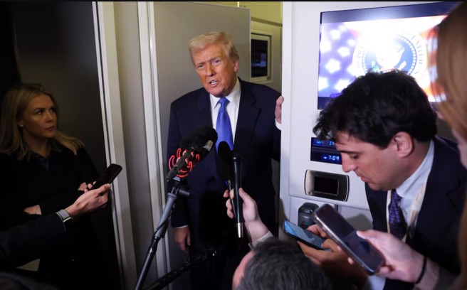 川普對記者說，美國「幾乎」就恢復與烏克蘭的情報共享 。(圖/路透社)