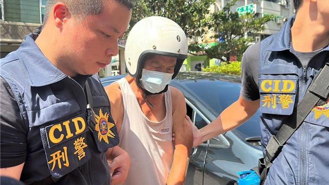 高雄苓雅区2023年发生震惊社会的恶邻凶杀案，10日下午4时，高雄地院宣判吴龙满（中）一审死刑。（本报资料照）