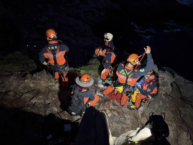 消防队在现场架设绳索进行救援。（翻摄画面）