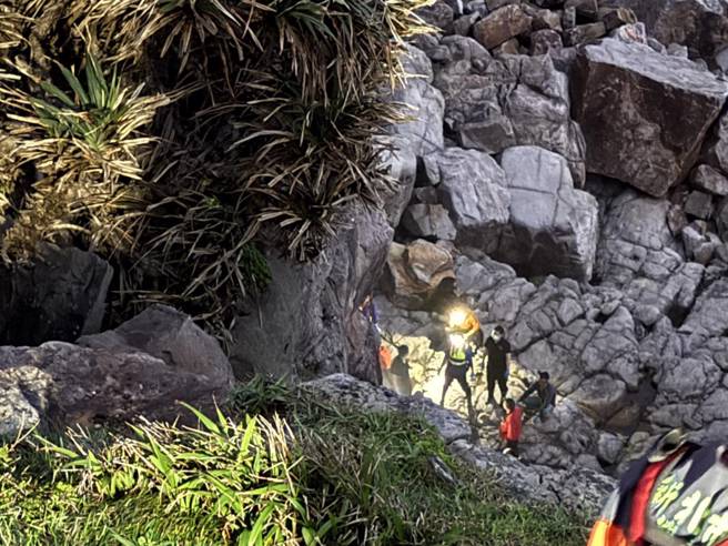 消防队在现场架设绳索进行救援。（翻摄画面）