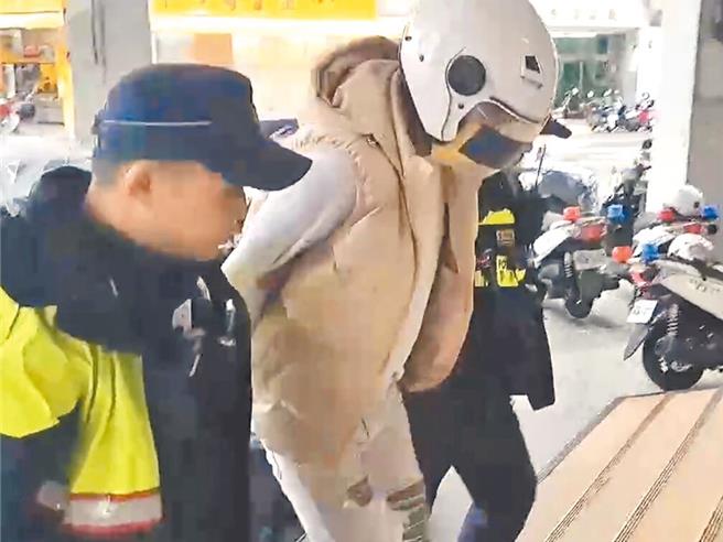 吴姓男子8日无照酒后驾驶奢华保母车，在台中西屯区撞死兼职外送的高医大陈姓男大生，9日遭检方声押获准。（民眾提供）