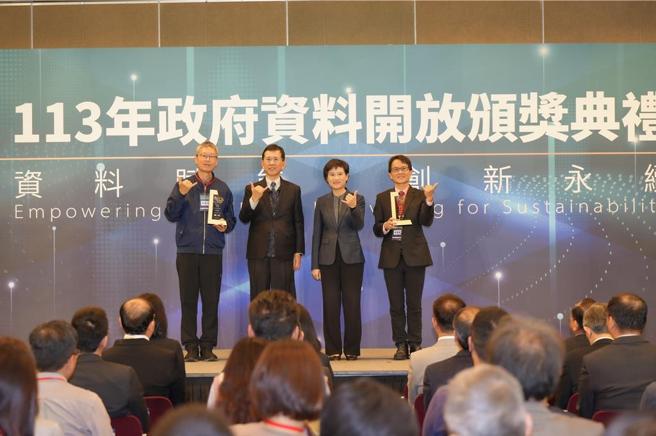 數發部10日舉行「政府資料開放頒獎典禮」，行政院副院長鄭麗君（右二）、數發部長黃彥男（左二）均親自出席。圖／數發部提供