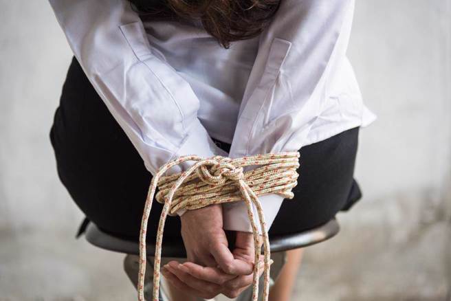 震驚南韓社會的「牧師房」性剝削案件，由中央法院今天正式開審。（示意圖、與本案無關／AI生成）