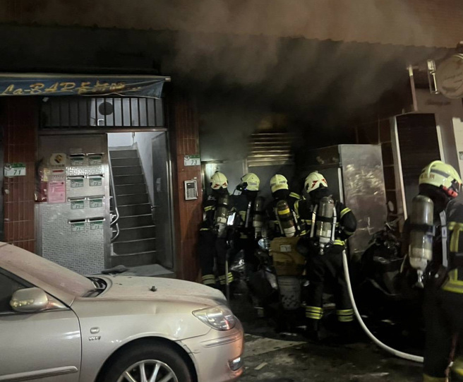 今（10）日晚间20时45分许，台北市大安区通化街39巷惊传火警。（图／简铭柱翻摄）