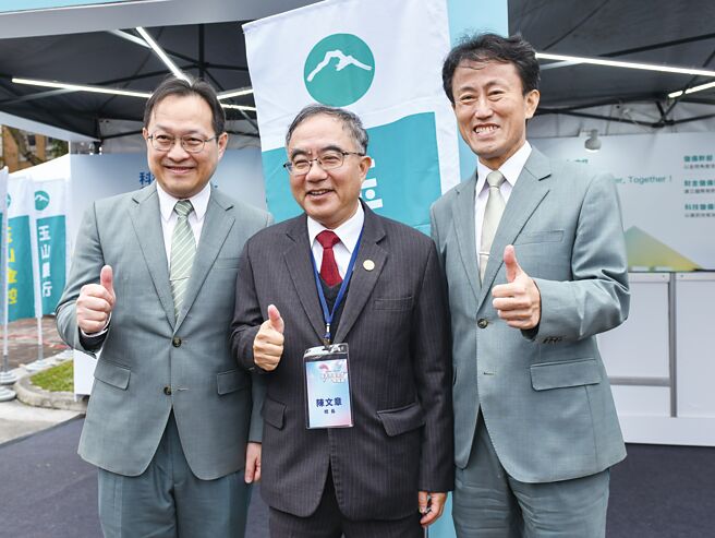 玉山金控2025年預計徵才600人，8日總經理陳茂欽（右）、人力資源處長郭宸巖（左）共同出席臺大校園徵才博覽會與臺大校長陳文章合影。圖／王德為