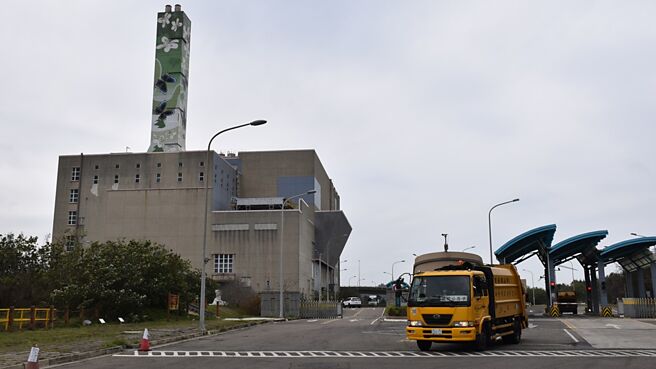 政府为增加电力来源，未来五年国内焚化厂整改或新建成为绿能焚化发电厂的「能资源中心」标案将超过十座，统计新建工程商机高达近千亿元，国内相关节能环保厂，包括崑鼎（6803）、中台（6923）、台镕科技（6947）、中鼎（9933）等积极争食此一大饼。图／本报资料照片