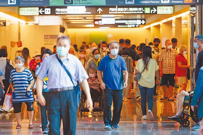 台北区医院个别总额将实施，若其他医学中心怕给付被断头，纷将重症病患转来台大、北荣，可能被迫当「冤大头」。（本报资料照片）