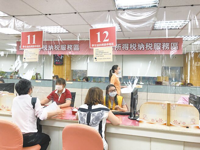 民眾申报综所税，要列报扣除额时，注意有无排富条款以及自己的所得是否在排富范围内。（吴静君摄）