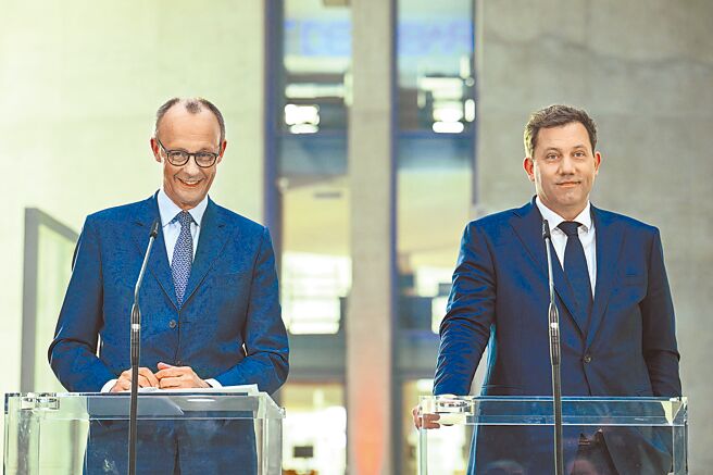 在德国联邦议院选举中，得票率分列第一、第三位的联盟党与社会民主党，8日就联合组阁完成试探性谈判。（路透）