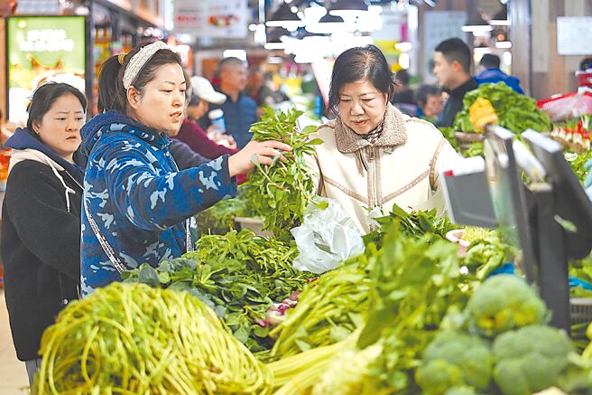 大陆2月天气有利鲜菜生长运输导致价格年减12.6％，食品价跌成为2月CPI转负的最重要影响因素。图为南京某菜市场。（中新社）