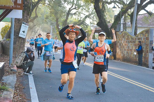 南投縣「2025集集半程國際馬拉松」9日登場，來自全球20個國家2000多名選手不畏天冷齊開跑。（集集鎮公所提供／潘虹恩南投傳真）