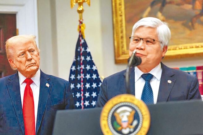 台積電赴美投資其實違反了台積電過去的產業中立的專業原則。（圖／路透）