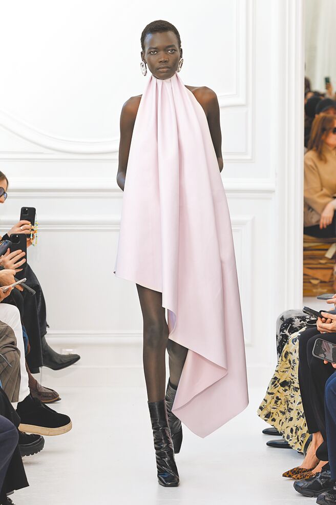 Givenchy宛如布料垂坠的设计，实际上手才知道是以抛光处理皮革，让其有着布料厚度后才能呈现垂坠感。（Givenchy提供）