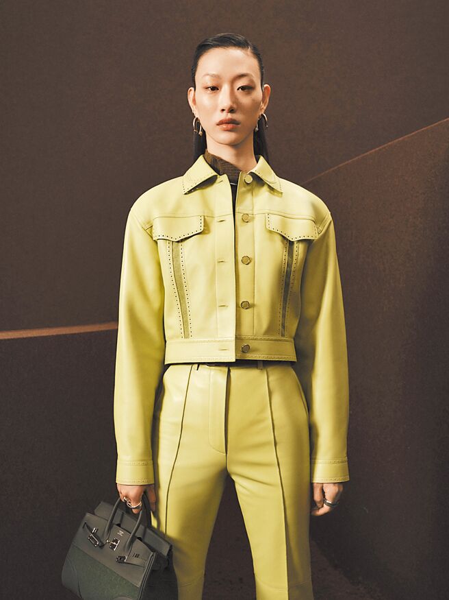 Hermes本季彩度极低，此套已是秀上最亮眼色彩，可以想见品牌刻意「低调不张扬」的做法。（Hermes提供）