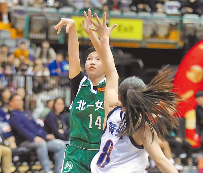 北一女中彭郁榛（左）全場拿下30分，助隊擊敗永仁高中拿下2連霸。（黃世麒攝）
