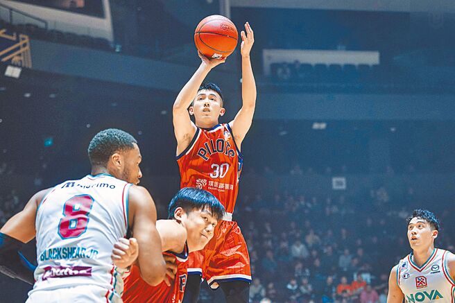 领航猿后卫白曜诚（中）靠着队友林正掩护顺利跳投命中。（桃园璞园领航猿提供）