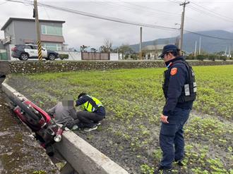騎電動二輪車摔落田邊水溝！花蓮6旬翁一度自行坐起 送醫仍不治