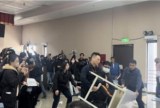 社子岛公听会爆衝突摔桌椅 林杏儿呛自救会：是在地人吗？