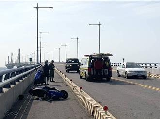 男騎士金門大橋自撞路緣石慘摔 阿兵哥見義勇下車協助