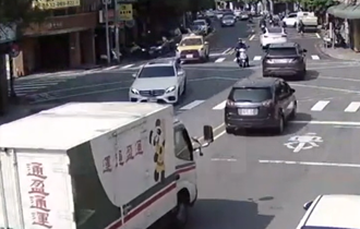 開車失神!永和74歲賓士阿伯逆向猛撞公車、貨車    乘客全嚇呆  