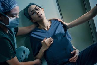 张钧宁《化外之医》挺孕肚破水坚持开完刀！ 生下脑麻儿超自责