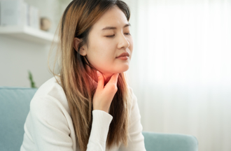 喉嚨痛一直沒好 醫曝4原因示警：嚴重切除扁桃腺