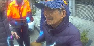 北市8旬翁骑车自摔跌坐路边 内湖警搀扶护送返家