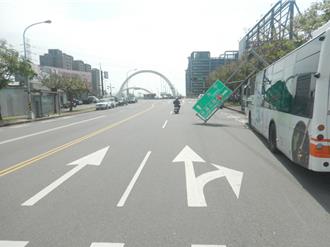 台中公車進站失準撞倒路牌 路過騎士閃避不及自摔