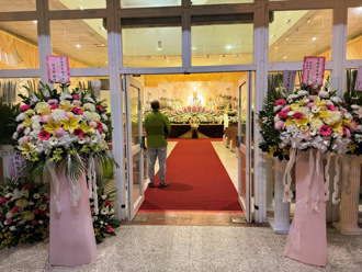 賴清德、潘孟安贈柯爸花籃照片曝光  卡片都寫這7字