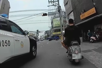 無帽猴大搖大擺「路過警車」 囂張喊：沒看到啦！下場曝