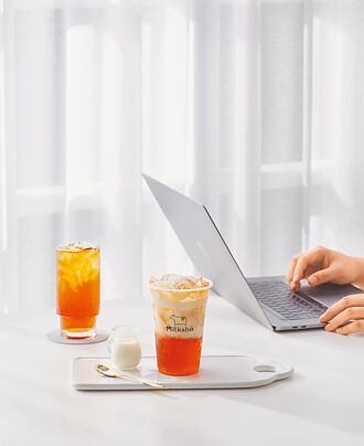 手搖飲店前愛的抱抱 享2杯85折