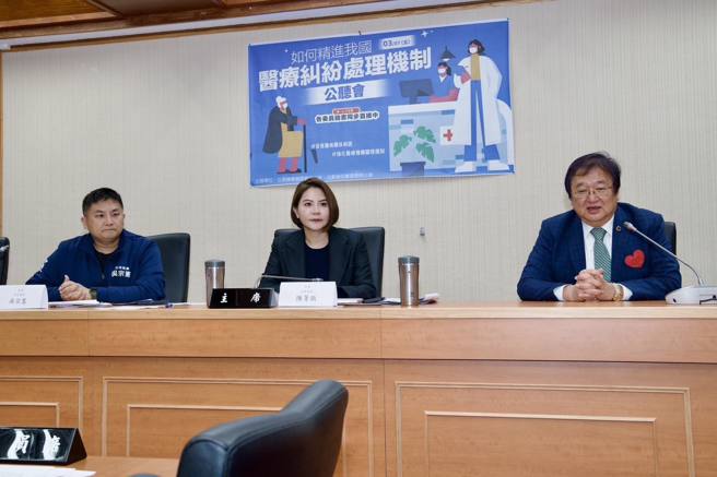 藍委吳宗憲(左起)、陳菁徽上週舉行「精進醫療糾紛處理機制」公聽會，衛福部長邱泰源也出席。（圖／取自陳菁徽臉書）