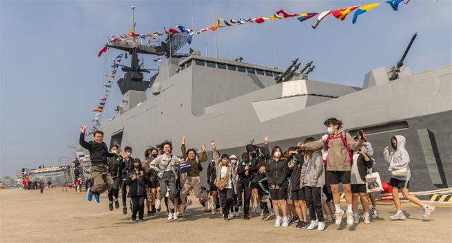 学子实地参访军舰，近距离认识国防事务，深化全民国防教育。（记者林睿奕摄）