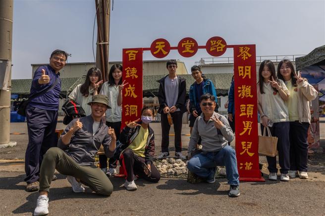 丰富多元体验摊位，学生争相合照。（记者林睿奕摄）