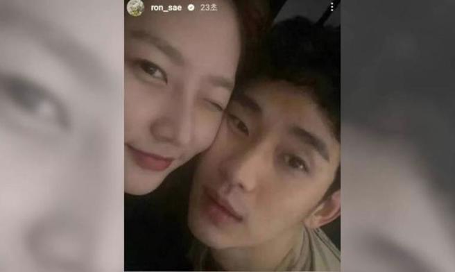 金赛纶（左）去年上传与金秀贤的合影，掀起不小风波。（图／金赛纶IG）