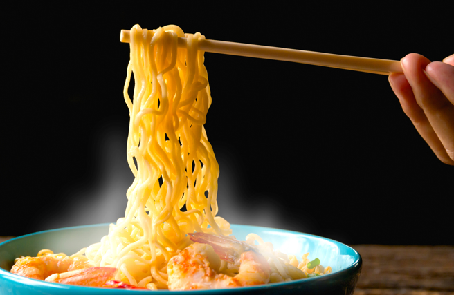 谭敦慈提醒泡泡麵时，第一泡水要倒掉，且调味料与调理包要减量，以减脂减油。（示意图，Shutterstock／达志）