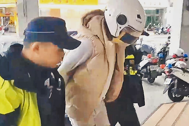 吴姓男子8日无照酒后驾驶奢华保母车，在台中西屯区撞死兼职外送的高医大陈姓男大生，9日遭检方声押获准。（民眾提供）