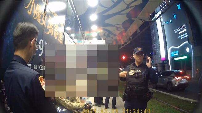 高雄轻轨1名乘客仅为折迭式脚踏车收折问题与保全起衝突，不仅叫骂、甚至挥舞高尔夫球杆，保全通报警方到场，并提出伤害、恐吓等告诉。（警方提供／任义宇高雄传真）