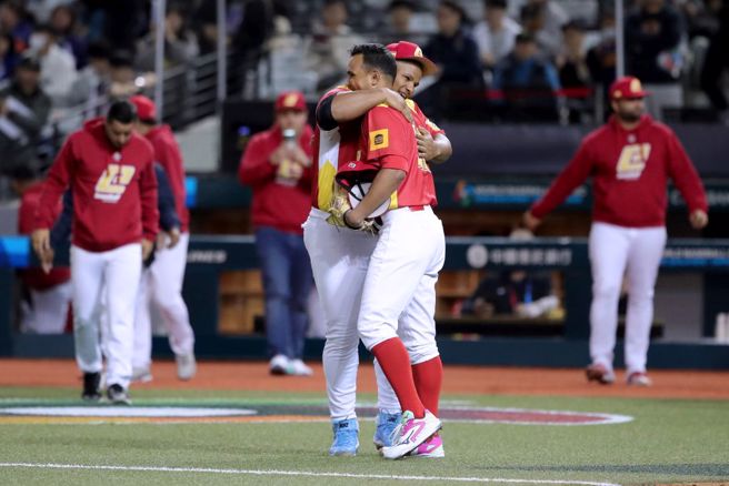 西班牙球员庆祝在资格赛战胜南非。（报系资料照）