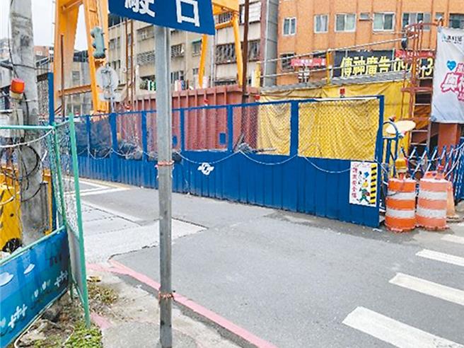 新北市市区多条捷运路线正如火如荼施工，道路被施工围篱占据。（本报资料照片）