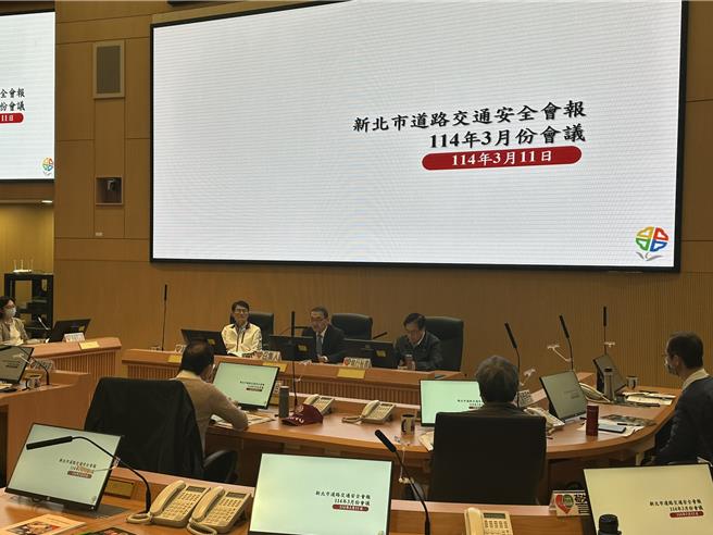 台北市捷运局11日于3月份道路交通安全会议，针对捷运万大线工程完工还路于民道路復旧做专案报告。（高钧麟摄）