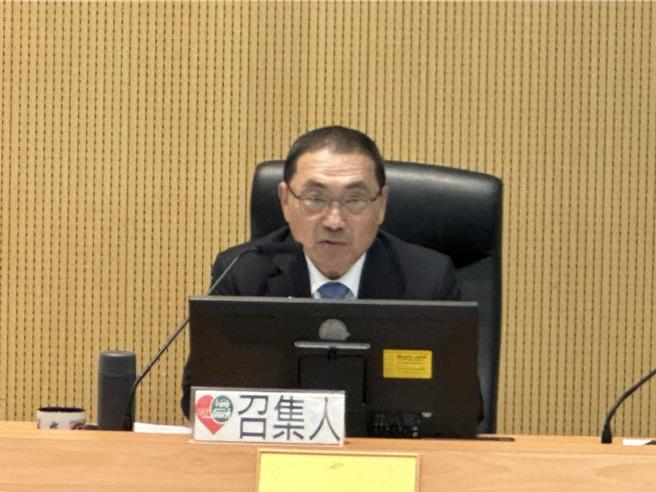 新北市长侯友宜11日指出，2024年3月要求重要交通路段施工围篱要尽快退缩，「经过1年仍未有太多改变」，建议北捷须更积极检讨退缩方案，及早释放道路空间。（高钧麟摄）