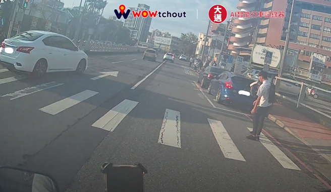 台中一名高中生在路口问老人家要不要帮忙，并带着他过马路。（翻摄自WoWtchout地图型行车影像分享平台）
