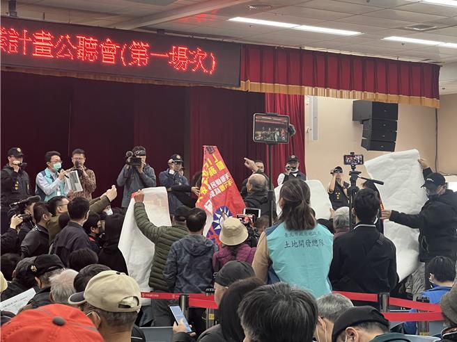 北市府今举办第1场社子岛区段徵收公听会，引发自救会不满抗议。（张珈瑄摄）