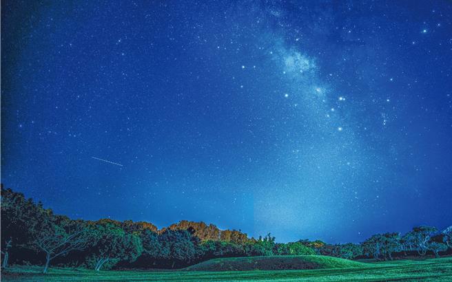 屏东县政府推动星空旅游，选出10大观星场域，最后择选出社顶部落、港口村及佳乐水风景区2处优质观星地点，争取国际暗空小镇认证。图为社顶自然公园的星空。（屏东县政府提供／罗琦文屏东传真）