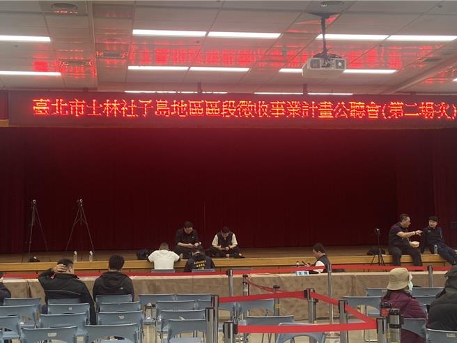 因社子岛土地所有权人数眾多，碍于时间场地限制，採上下午场分流方式。（邱芊摄）