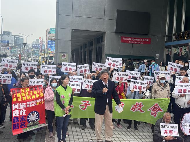 社子岛自救会11日在公听会举办前，在楼下举办记者会抗议。（张珈瑄摄）