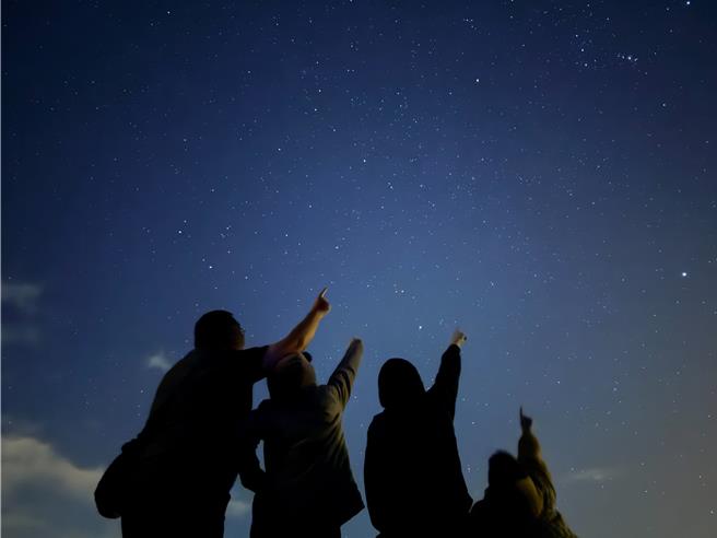 屏东县拥有优异的观星条件，县府为推动星空旅游，选出10大观星场域，再从中择选出社顶部落、港口村及佳乐水风景区2处优质观星地点，争取国际暗空小镇认证。（屏东县政府提供／罗琦文屏东传真）