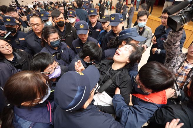 台北市政府11日举办社子岛地区区段徵收事业计画公听会，社子岛自救会带不满区段徵收居民于会场抗议北市府违法，并一度发生激烈衝突。（杜宜谙摄）